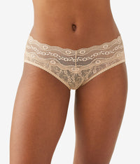Lace Kiss Hipster: Au Natural