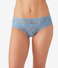 Lace Kiss Hipster: Allure