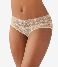 Lace Kiss Hipster: Au Natural