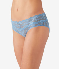 Lace Kiss Hipster: Allure